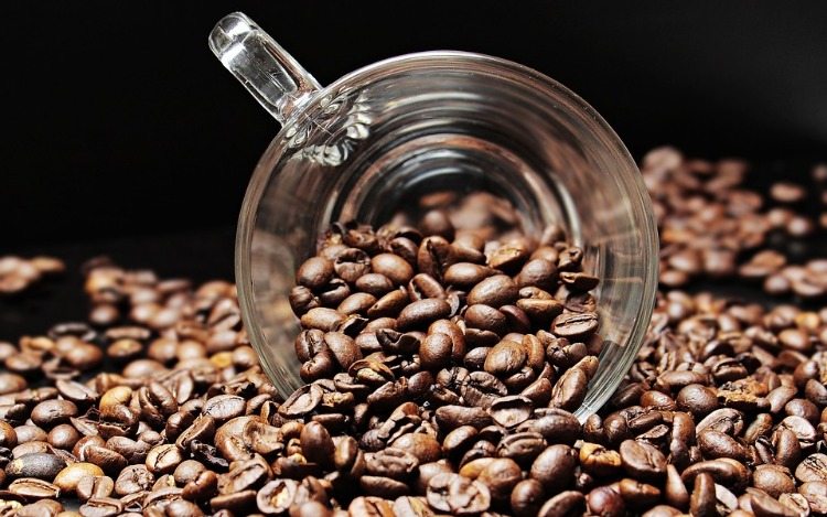 koffein wirkung für den körper und gehirn kaffeebohnen in glas
