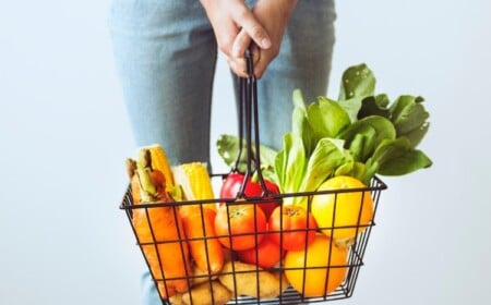 korb mit gemüse aus dem markt wie endivien tomaten paprika maiskolben kartoffeln und möhren