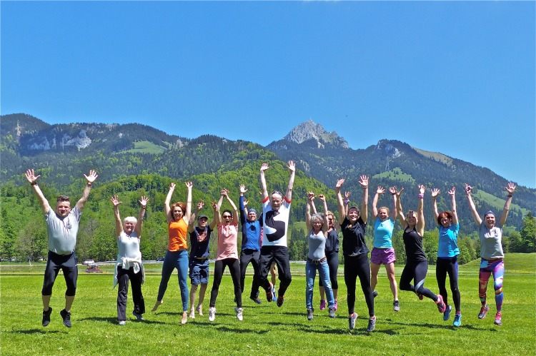 outdoor aktivitäten von menschen in gruppe gesammelt im freien frische luft atmen in den bergen sport treiben