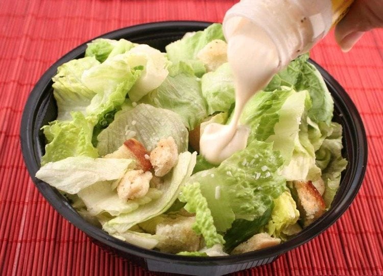 salat mit dressing übergießen und mehr kalorien bei einer diät hinzufügen