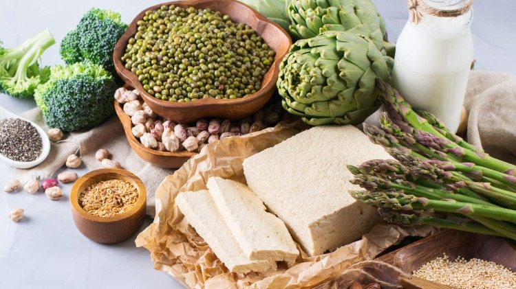 sojabohnen spargel tofu und andere pflanzliche lebensmittel für eine vegetarische diät auf dem tisch