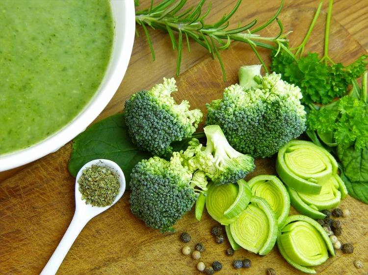 suppe mit gewürzen und grünes gemüse wie brokkoli und lauch für starke immunität