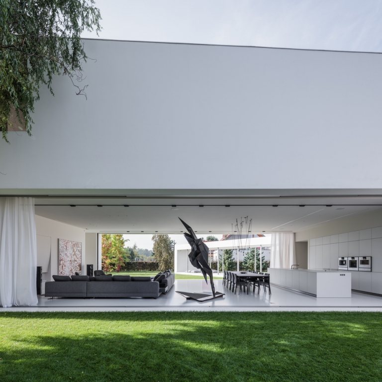 weiß und grau Wohnzimmer moderne Kunstwerke Dekoration Vorhänge Sichtschutz Sonnenschutz