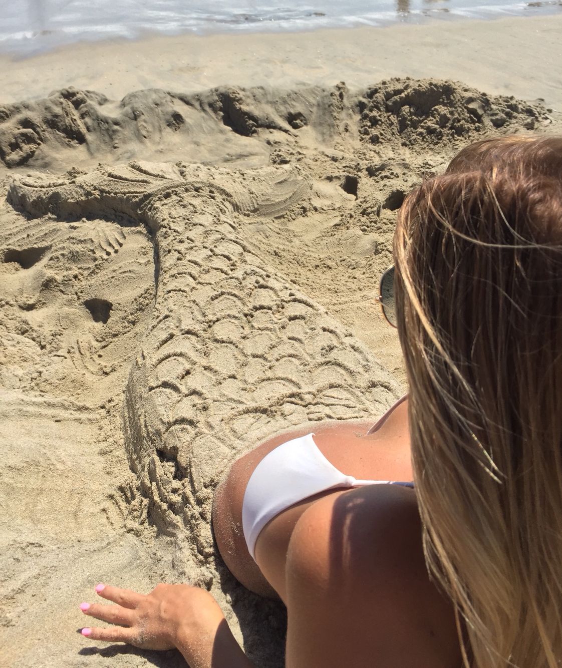 Aktivitäten am Strand Bauen Meerjungfrau aus Sand