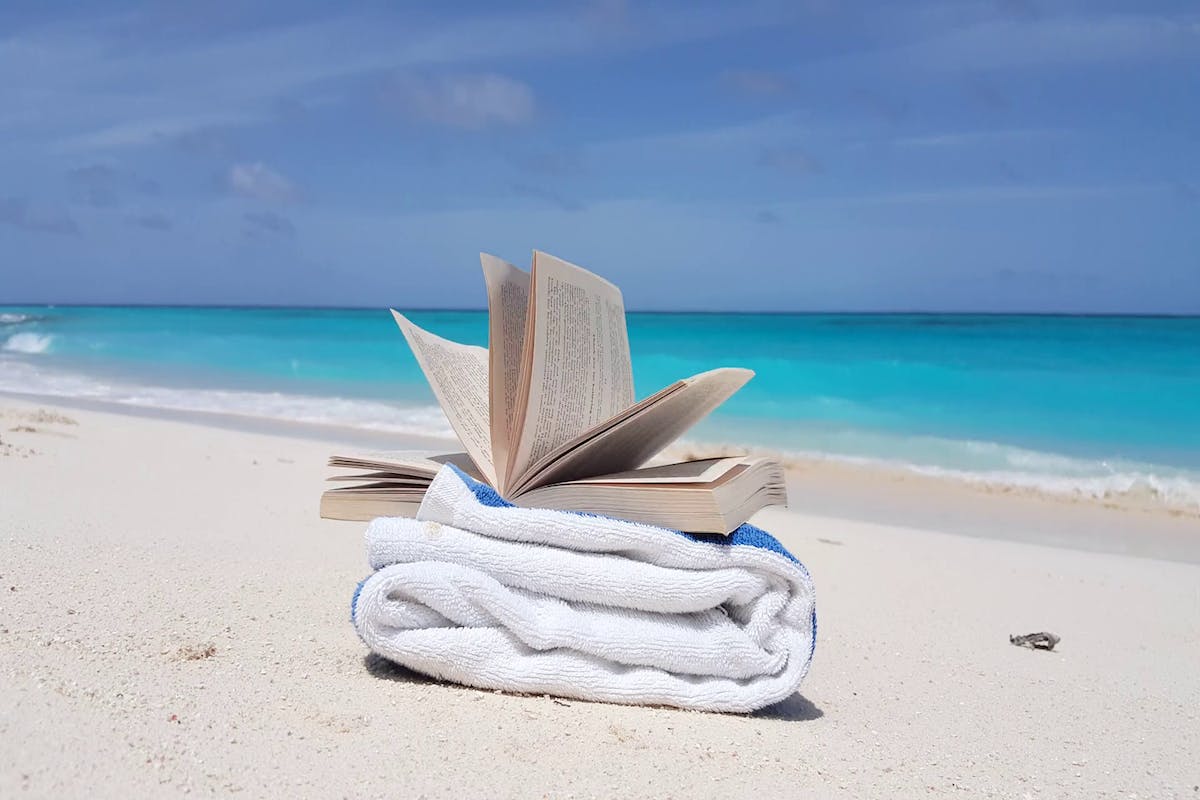 Aktivitäten am Strand Erwachsene Buch lesen Sommerurlaub Am Strand entspannen