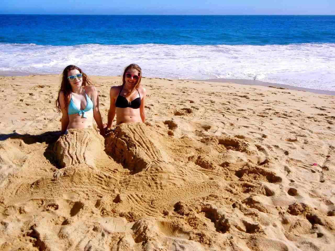 Aktivitäten am Strand Meerjungfrau aus Sand bauen Sommerurlaub