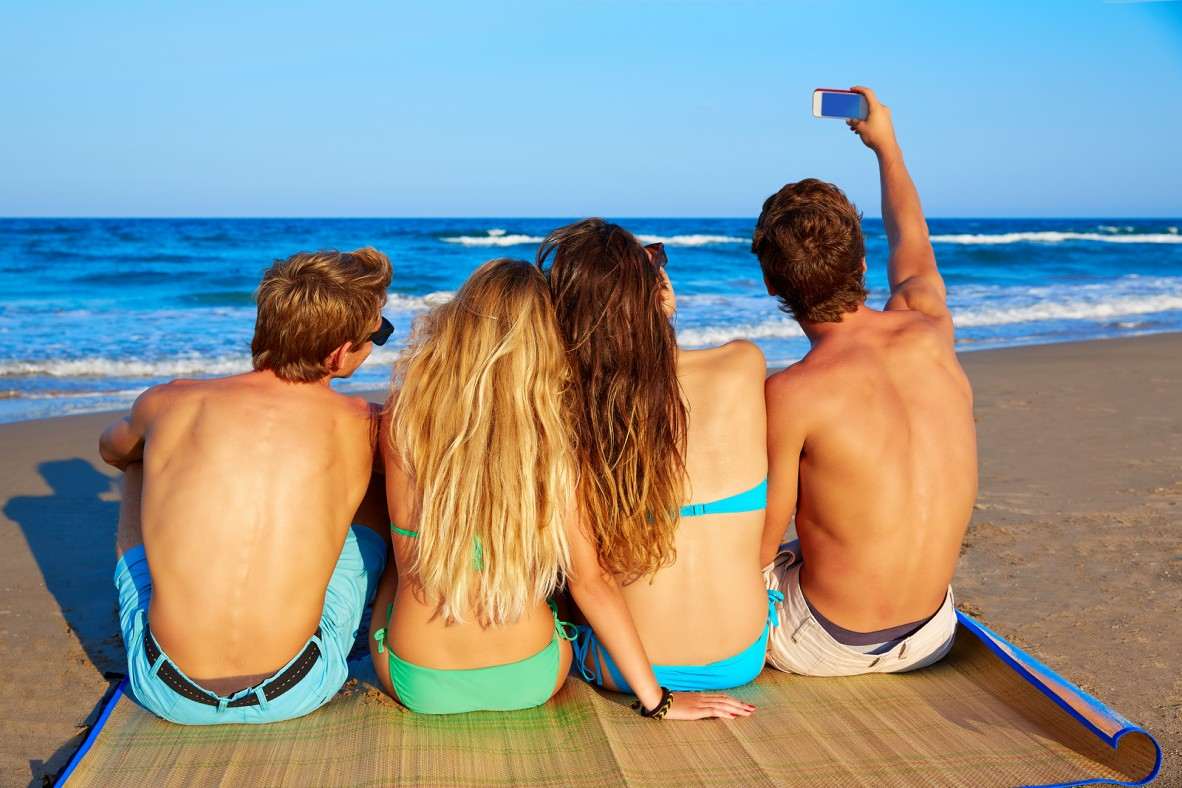 Aktivitäten am Strand Selfies machen Ideen Sommerurlaub Kinder