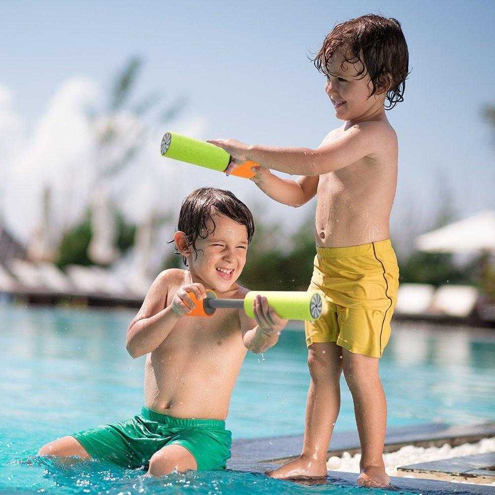 Aktivitäten am Strand Sommerurlaub Kinder Wasserpistolen Spiel