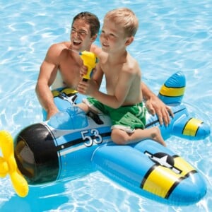 Aktivitäten am Strand Sommerurlaub Kinderspiele Wasserpistolen