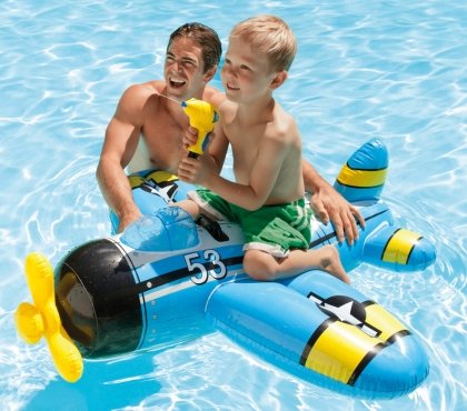Aktivitäten am Strand Sommerurlaub Kinderspiele Wasserpistolen