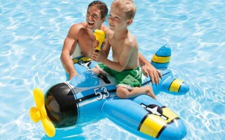 Aktivitäten am Strand Sommerurlaub Kinderspiele Wasserpistolen