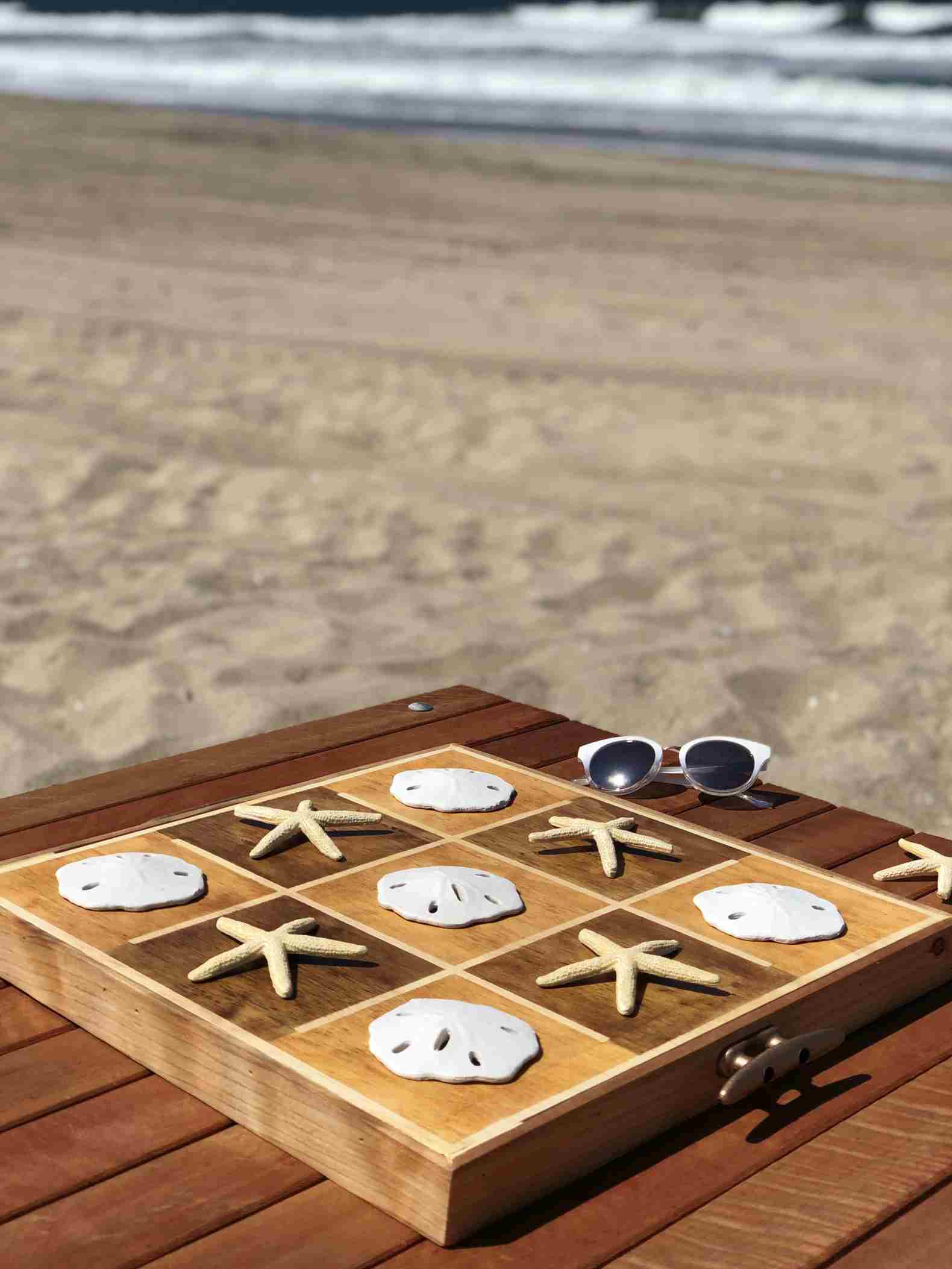 Activities on the beach Spieletic tac toe play Muscheln Sammeln