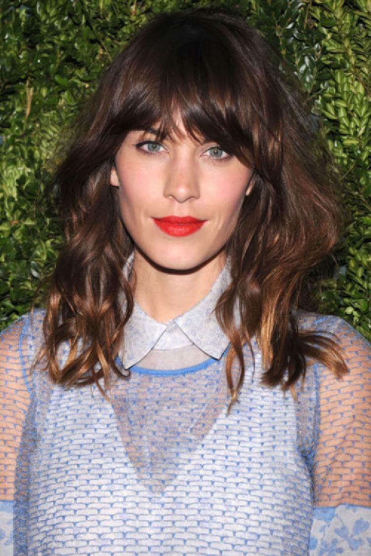 Alexa Chung Shag Frisur Brünett längliches Gesicht goldene Stränhchen