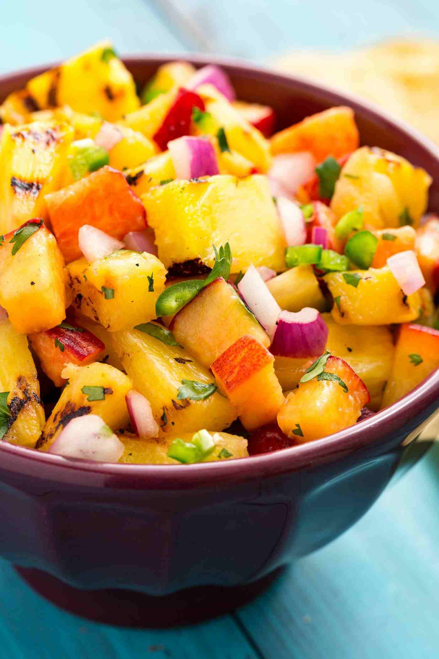 Pineapple, Jalapeno, Pfirsich and Zwiebel for a fruity-Mexican salad for the barbecue