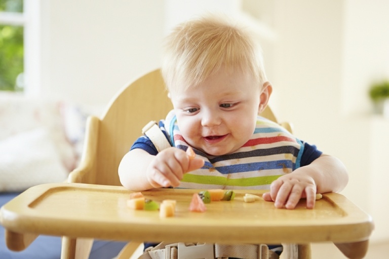 Baby Led Weaning als Beikost für Baby zum selbstständigen Erkunden des Essens