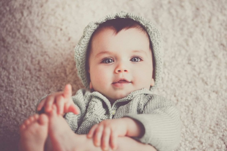Baby windelfrei abhalten und keine Windeln oder Mehrwegwindeln verwenden