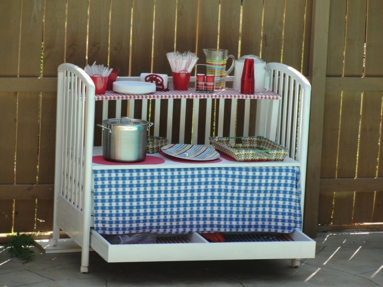 Babybett umbauen zu einem Beistelltisch für Garten und Terrasse