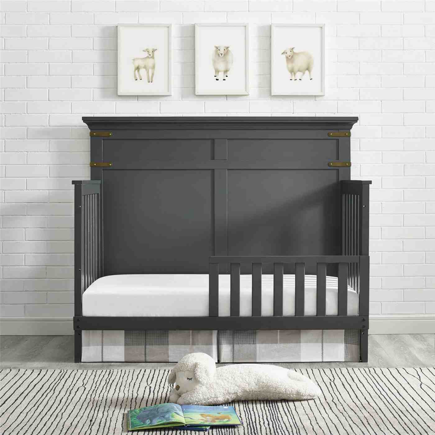 Baby bed is built into a baby bed with a protective grille