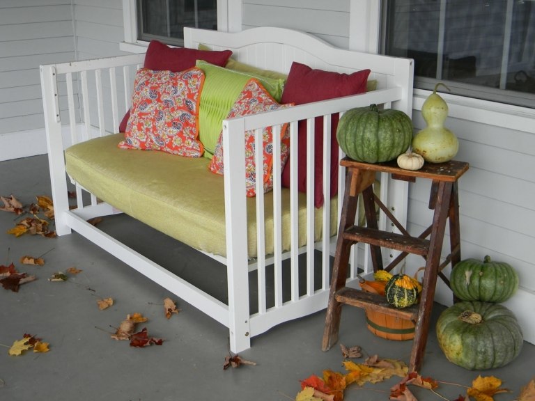 Babybett umbauen zu einer Vintage Sitzbank für die Veranda