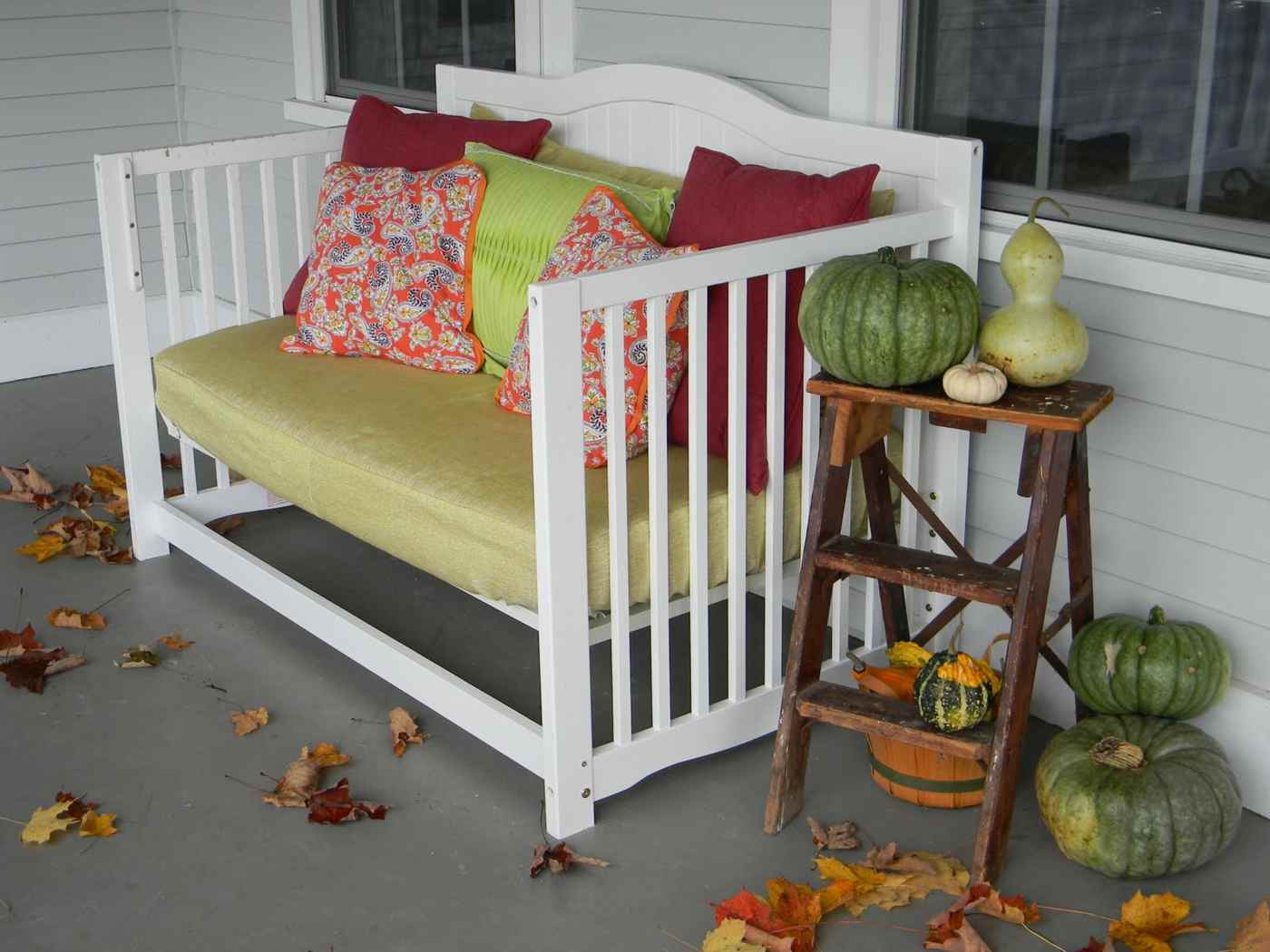 Babybett grows into a vintage Sitzbank for the porch