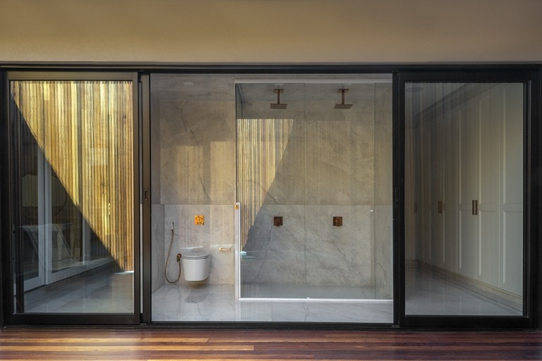 Bad mit Toilette und Dusche und bodenebenen Fenstern für Blick in den Garten
