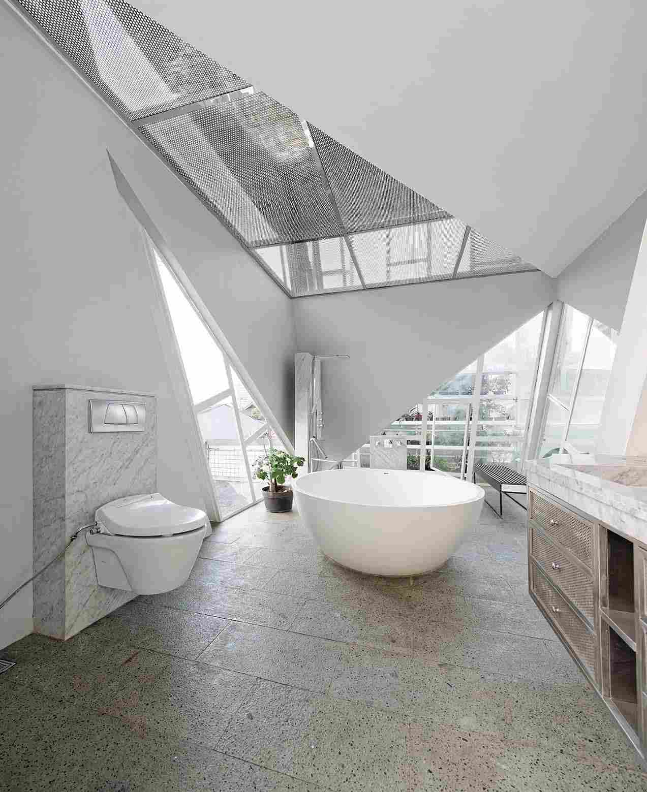 Bathroom 16 qm Badewanne Einbau-WC Stein