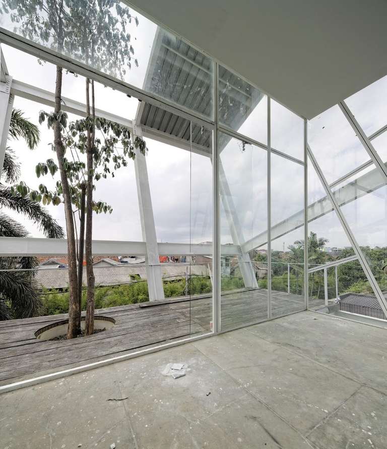 Bäume in die Architektur integrieren Balkon mit schönem Ausblick