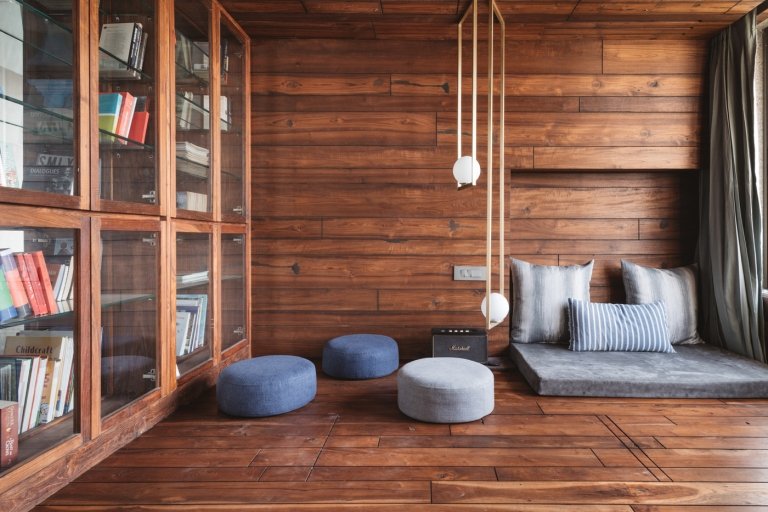 Beton Fliesen Holz Holzwand Puffs Sitzkissen Wohnzimmer exotisch einrichten
