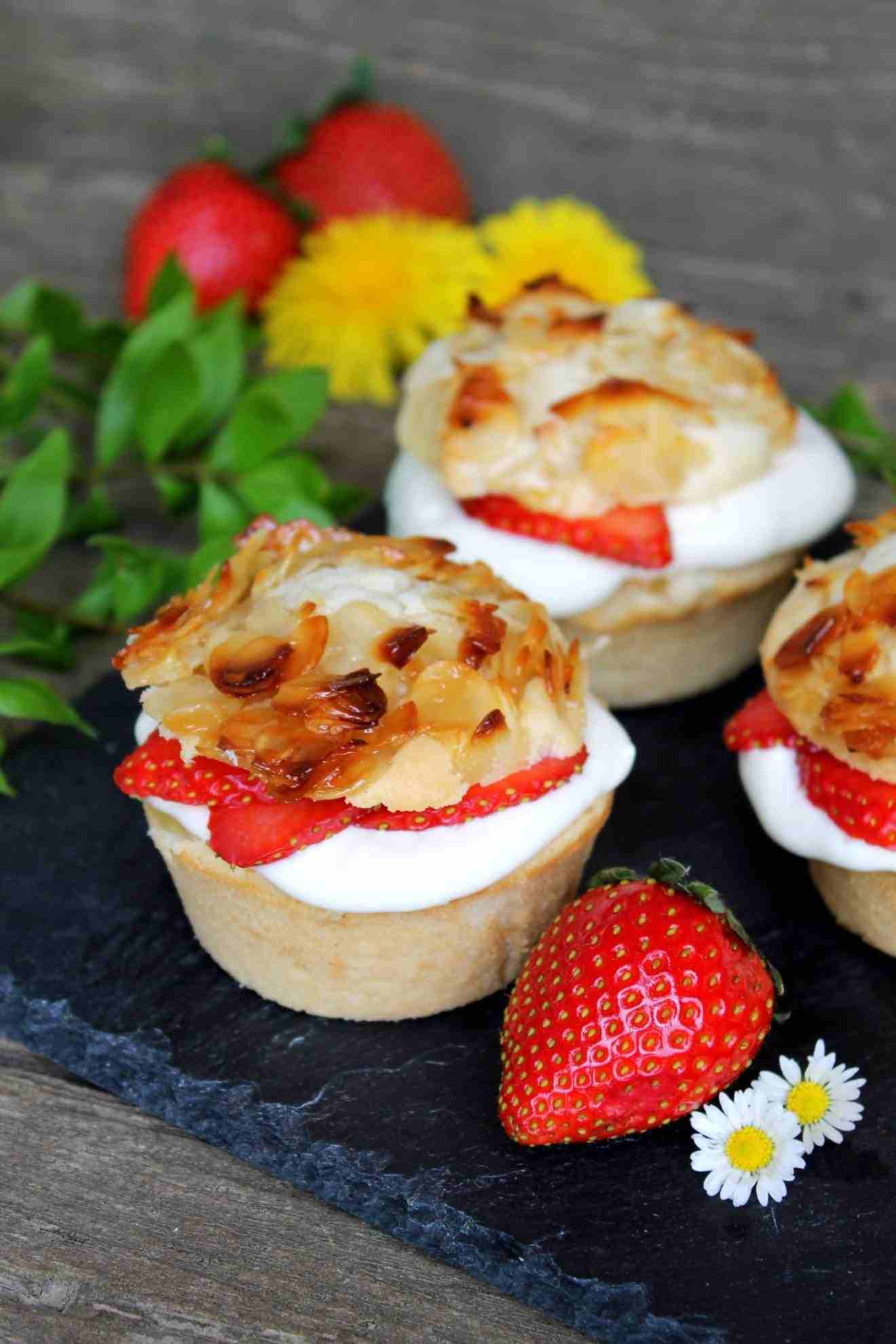 Bienenstich Muffins mit Erdbeeren und Vanillefüllung Low Carb Nachtisch Ideen