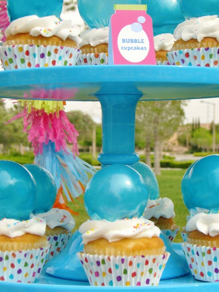 Blaue Blasen und gepunktete Förmchen zieren die Cupcakes für eine Party