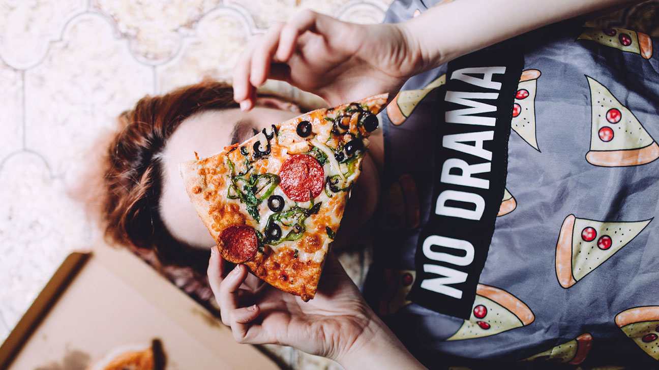 Blähbauch Ursachen Lebensmittel Pizza ungesund Fettreiche Ernährung Krankheiten