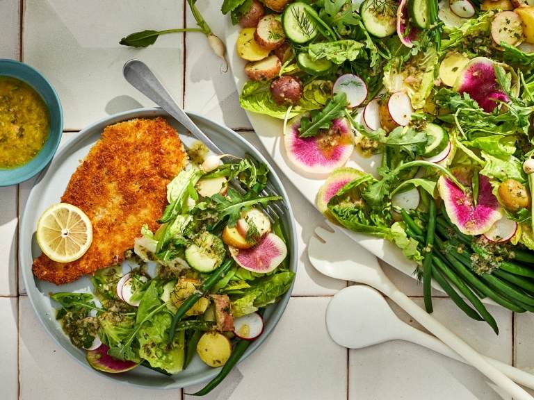 Blähbauch Ursachen Rohes Gemüse Blattsalat mit Feigen Bratfisch gesund Sommergerichte