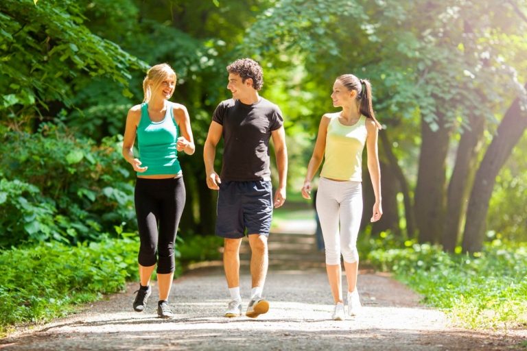 Blähbauch Ursachen Vorbeugen Spaziergang nach dem Essen gesund