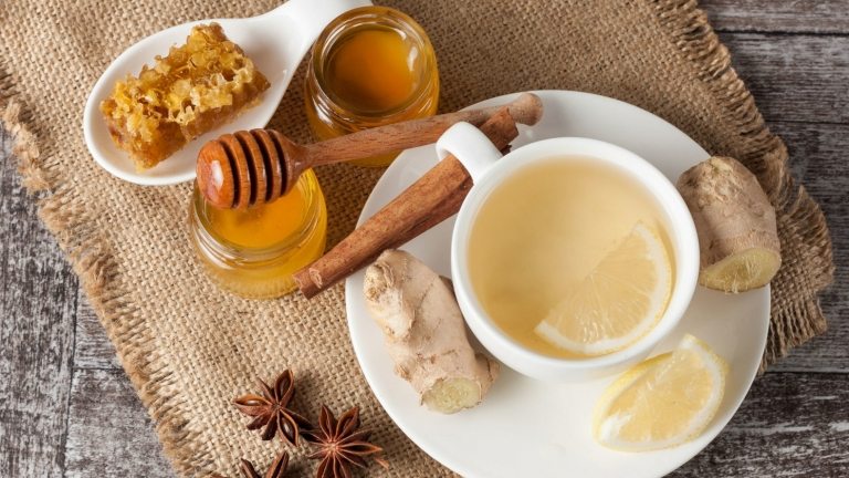 Blähungen Lindern Hausmittel Ingwertee mit Honig gesund Körper entgiften