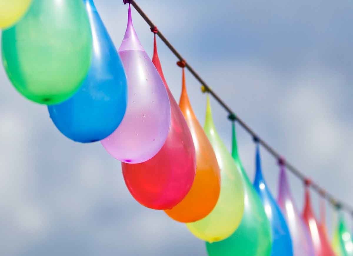 Bunte Girlande aus Wasserballons für Pinata Wasserbomben Spiel