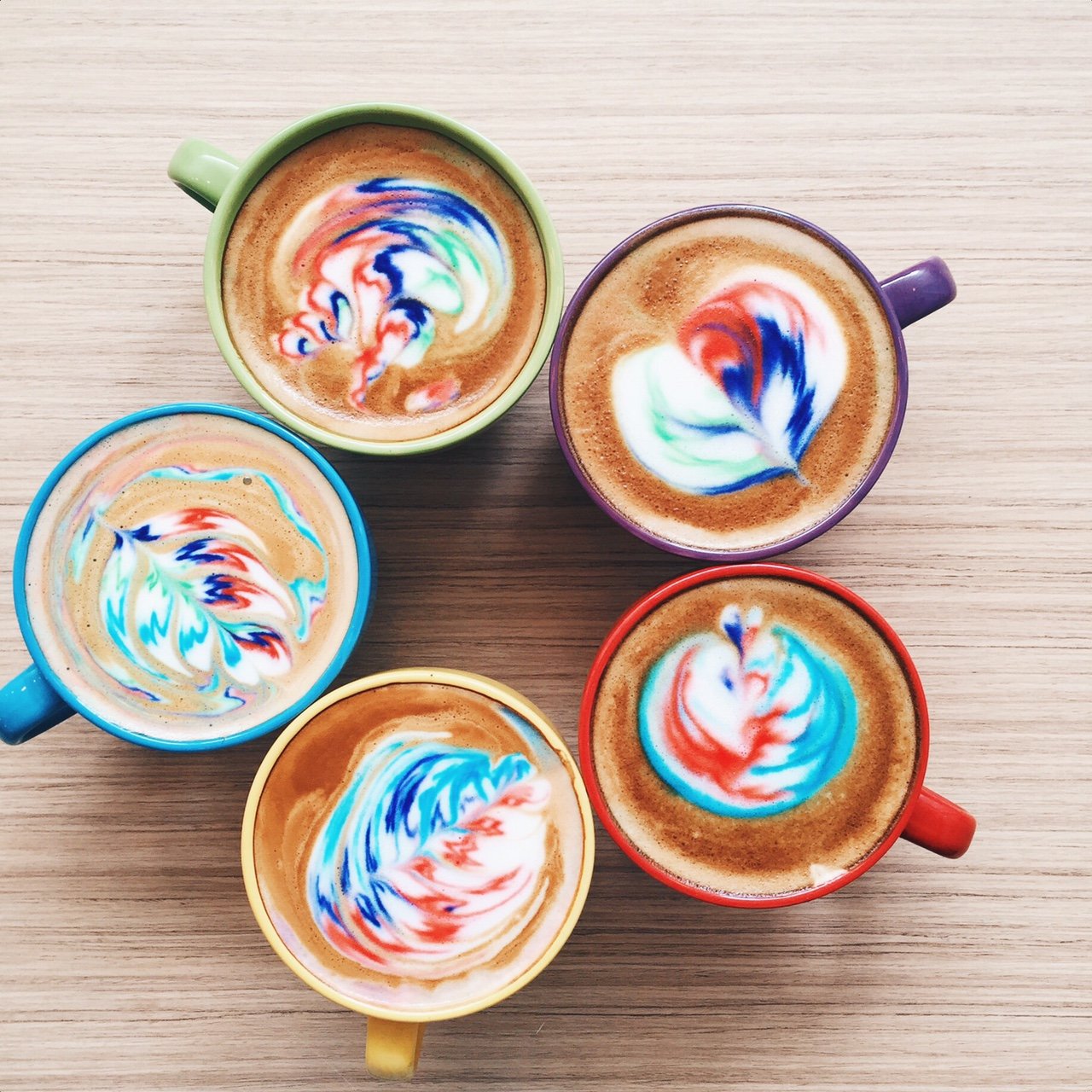 Cappucino Regenbogen Kaffee selber machen Lebensmittelfarbe verwenden gesund