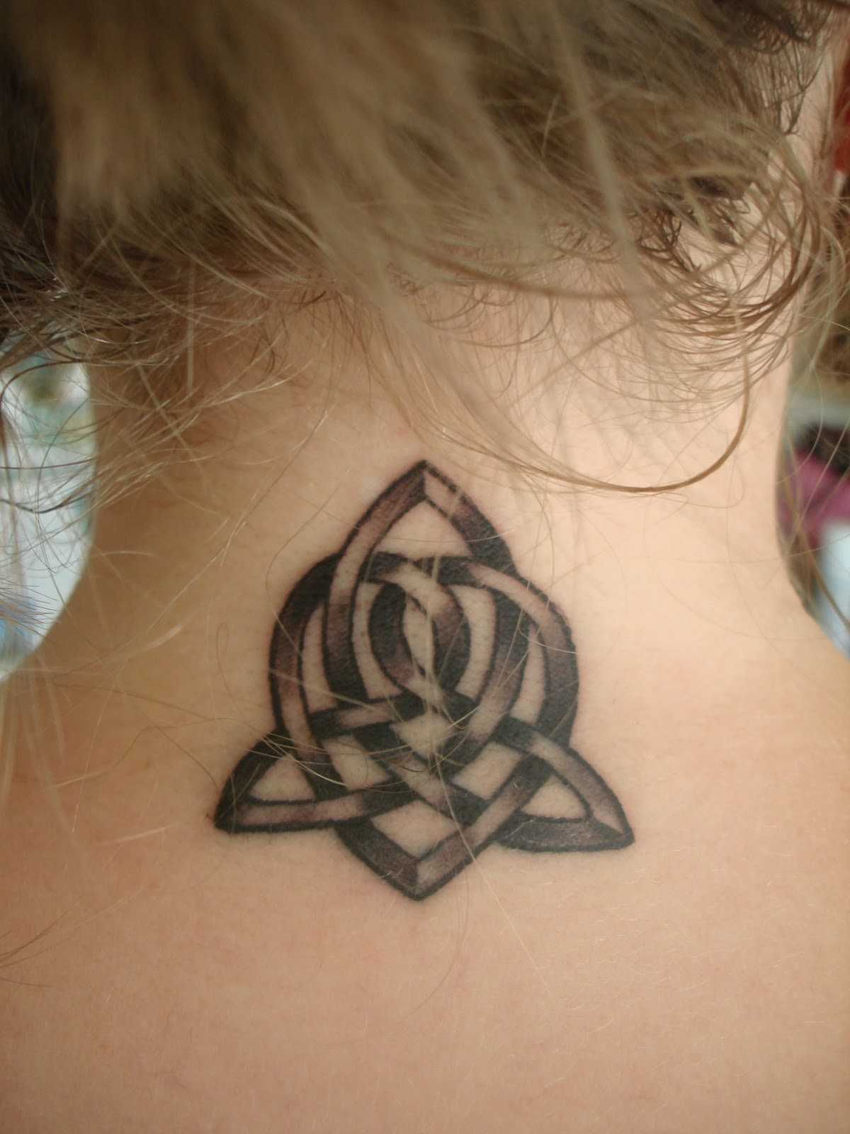 Celtic Tattoo Trends Nacken Tattoo klein Frauen Tattoodesign