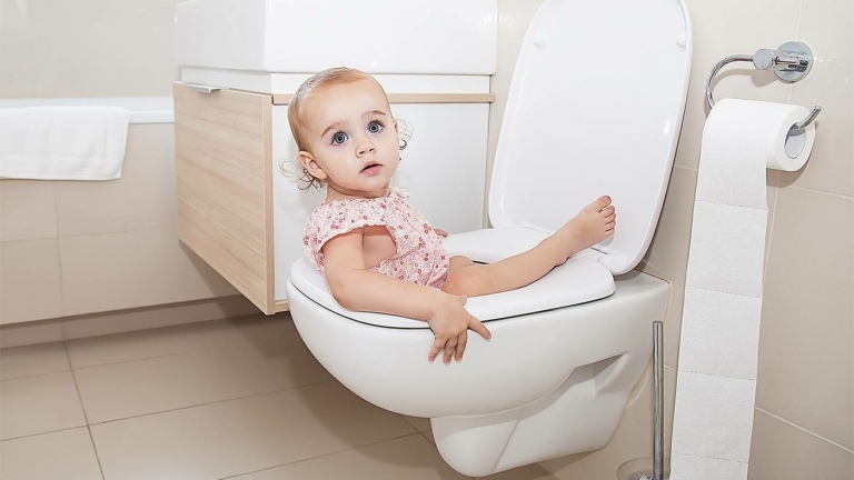 Das Kind ans Töpfchen gewöhnen oder an die Toilette braucht Geduld