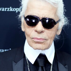 Das typische Outfit von Karl Lagerfeld in Schwarz und Weiß