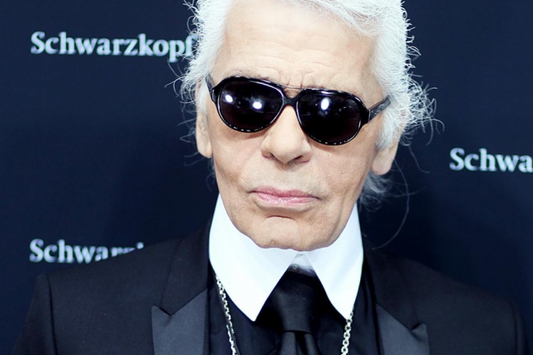 Das typische Outfit von Karl Lagerfeld in Schwarz und Weiß