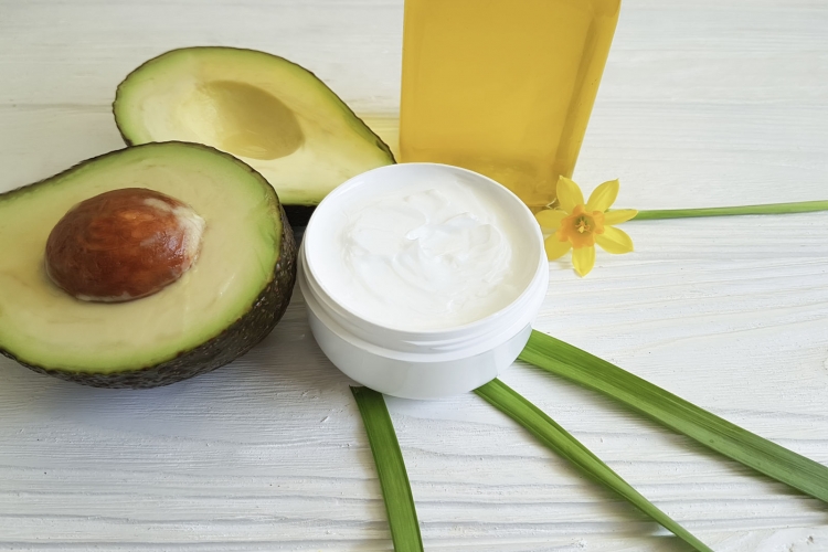 Dehnungsstreifen entfernen Creme Erfahrungen Avocadoöl gesund Hautpflege