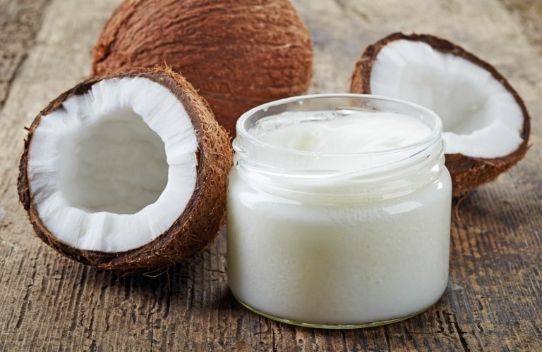 Dehnungsstreifen entfernen Hausmittel Kokosöl Hautpflege im Sommer Sonnenschutz