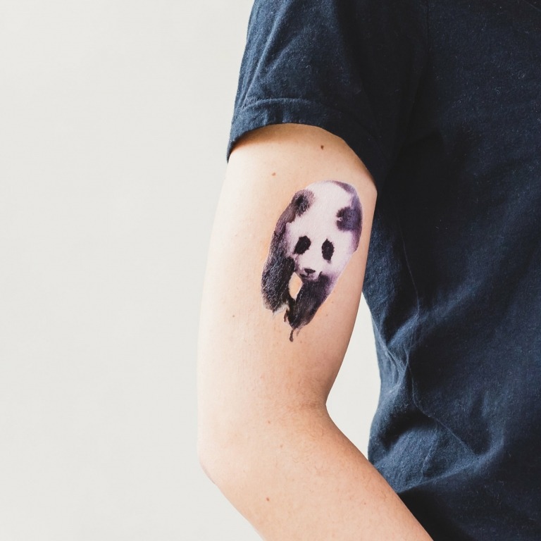 Der Pandabär als temporäres Tattoo in Schwarz und Weiß