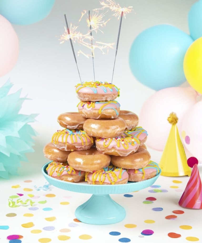 Torte aus Donuts Kindergeburtstag Buffet dekorieren