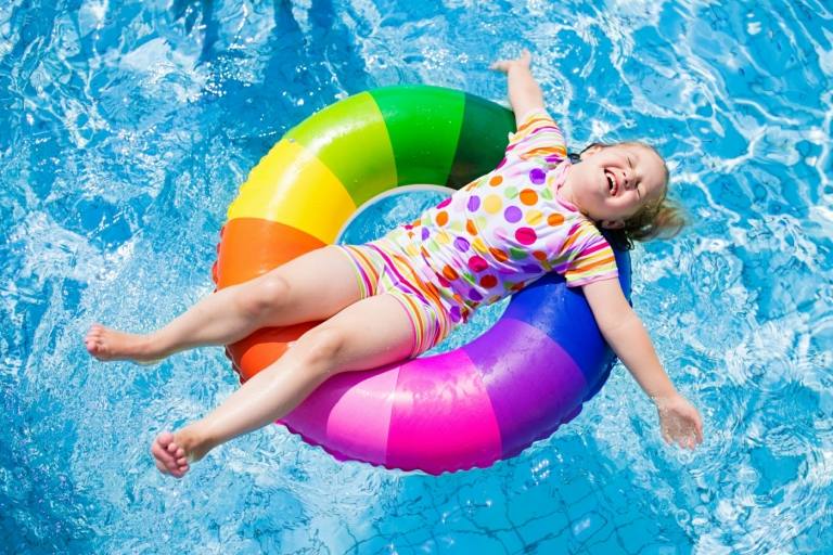 Eine Poolparty im Sommer ist nicht nur für Kinder sehr spaßig