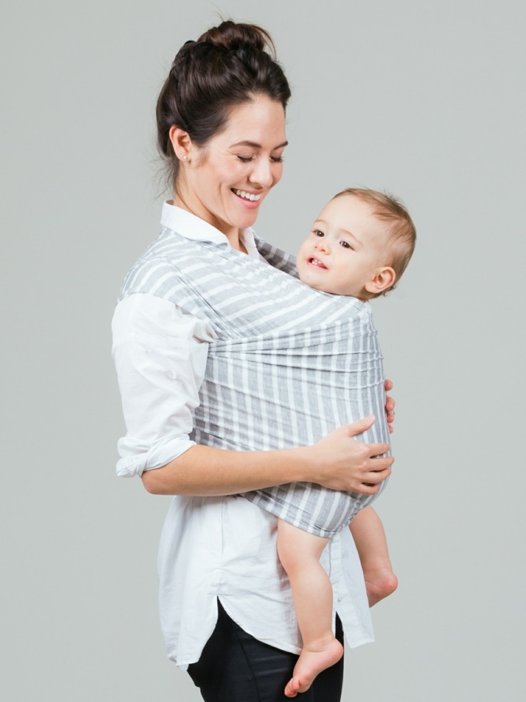 Elastisches Tragetuch für Baby ist bis zu 7 kg geeignet, danach braucht man ein gewebtes Tuch