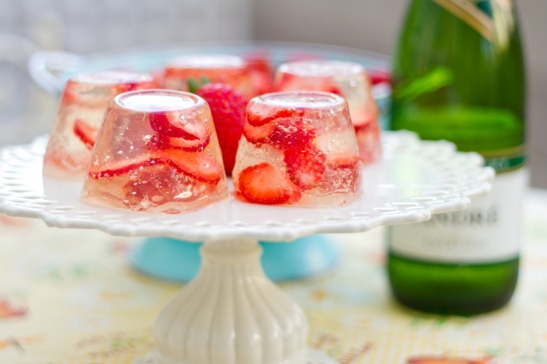 Erdbeer Shots mit Wackelpudding und Fruchtstücken