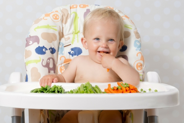 Essen in Stücken anbieten und das Baby selbst knabbern lassen