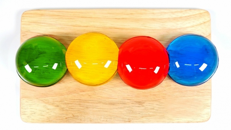 Farbige Regentropfen Kuchen in Grün, Blau, Gelb und Rot