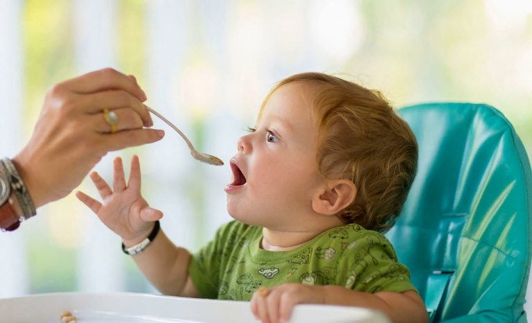 Feste Nahrung für Babys - Tipps und Plan für die Beikost